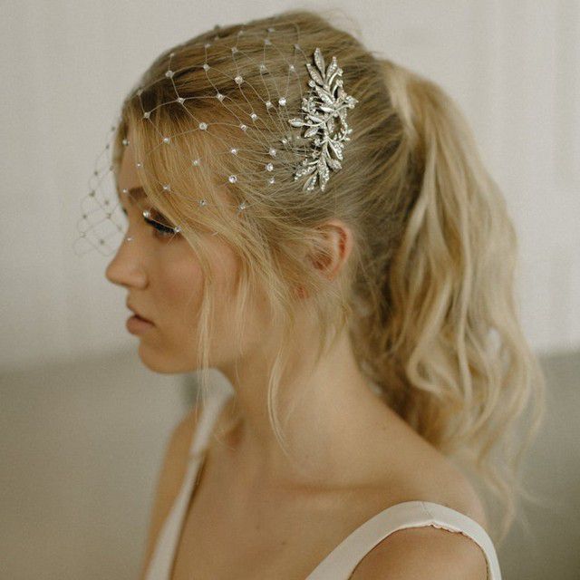 金发新娘佩带的水晶网鸟笼面纱