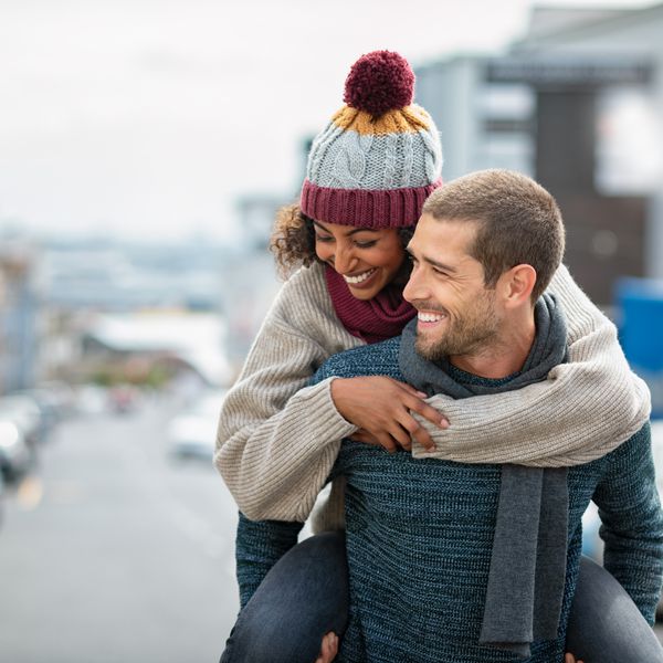 幸福的夫妇微笑