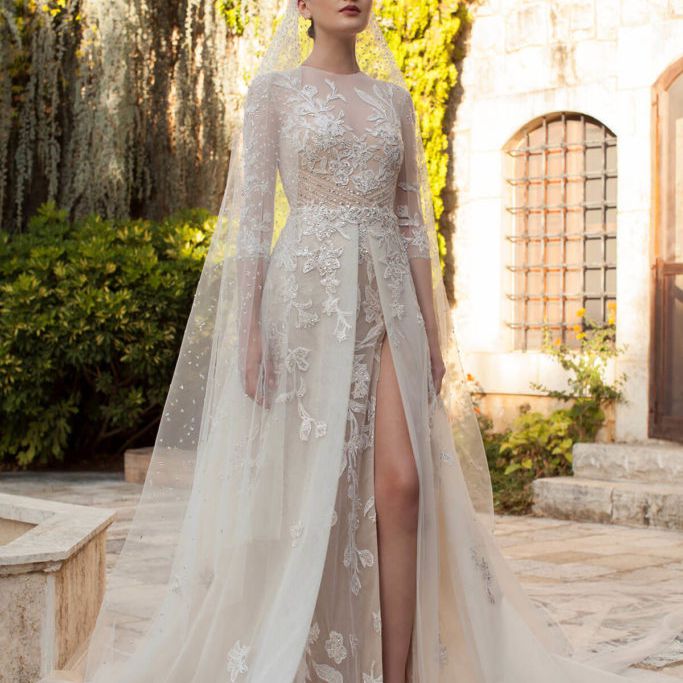 长袖纯粹穿着蕾丝覆盖层和高缝隙裙