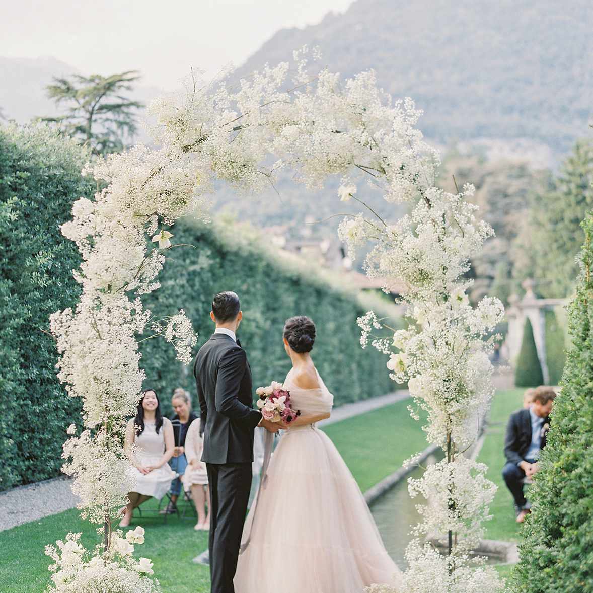 新娘和新郎在祭坛