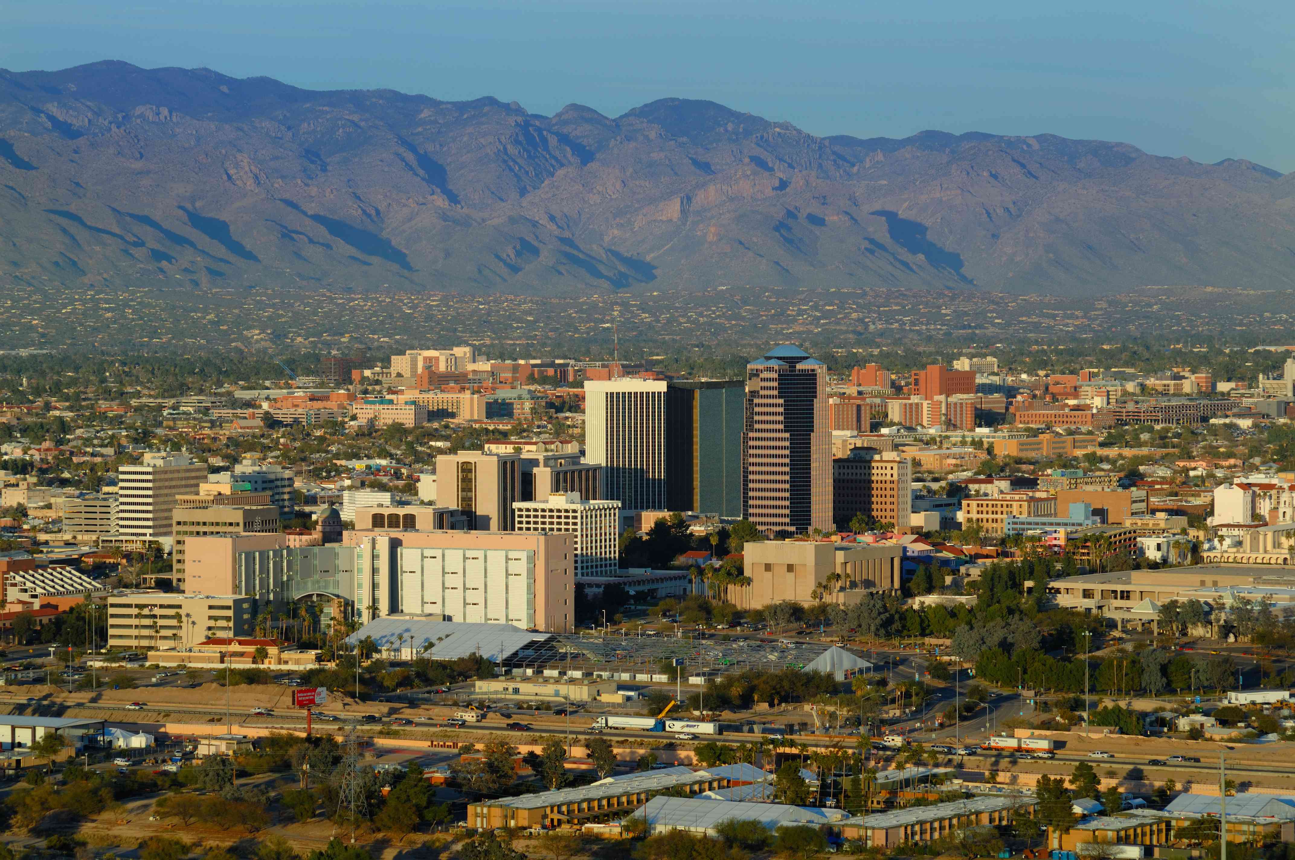 图森市中心的天际线对着群山