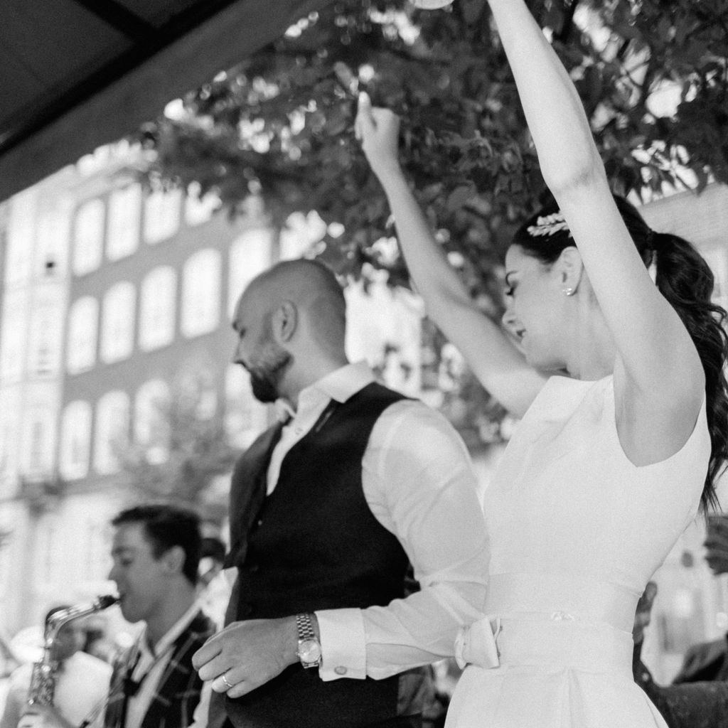 新娘和新郎跳舞