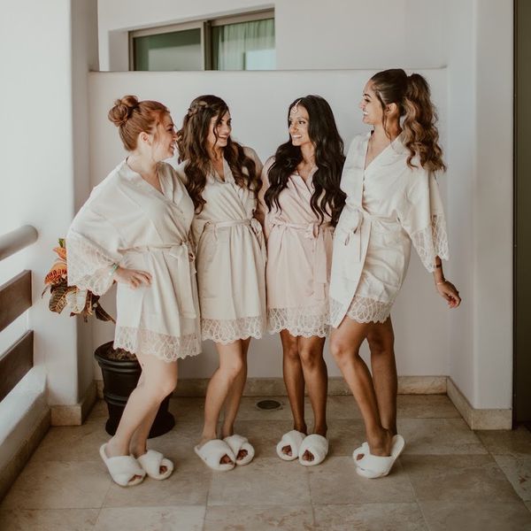 穿拖鞋的新娘派对