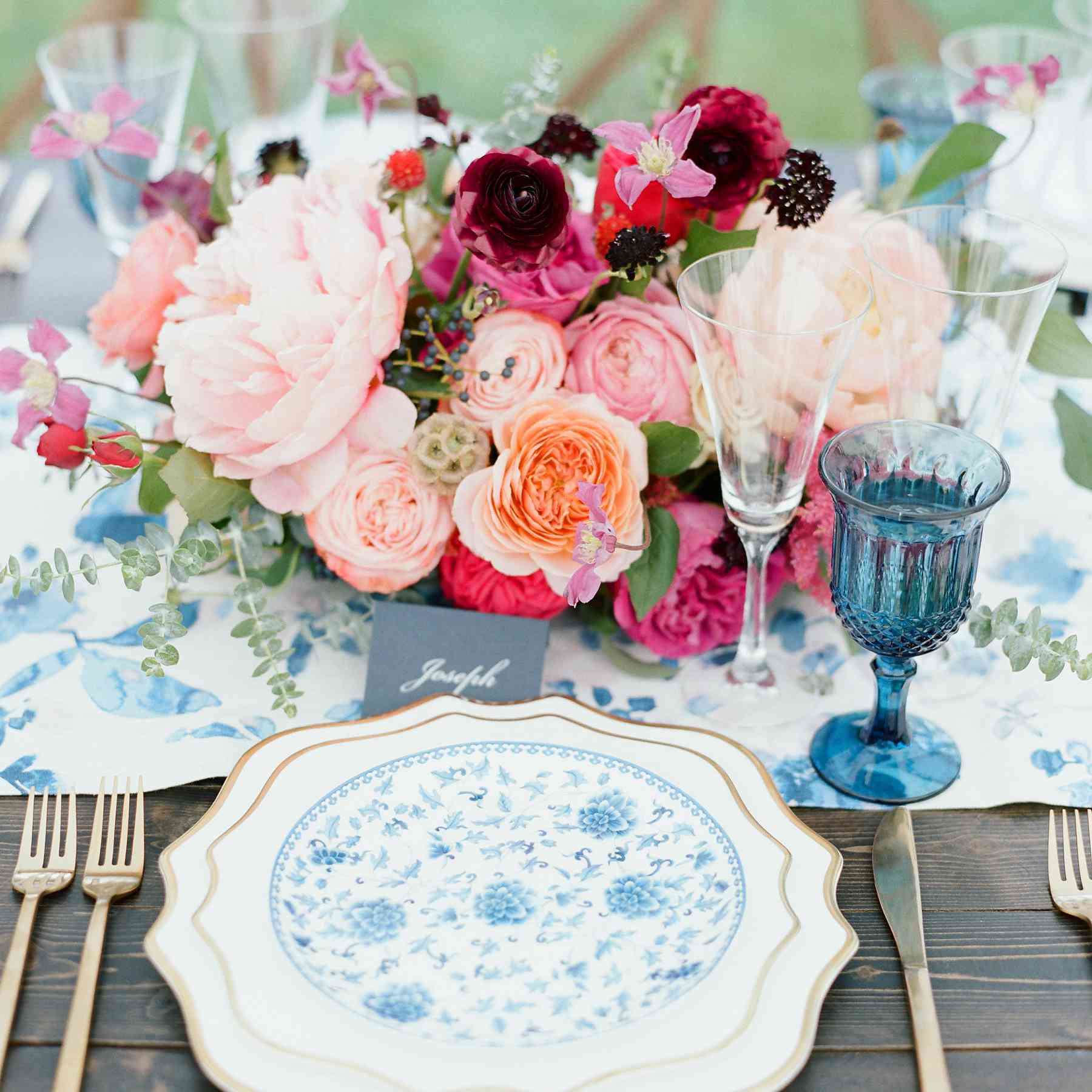 <p>粉红牡丹和玫瑰插花</p><br><br>