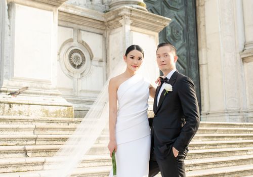 现代威尼斯婚礼，新郎新娘摆造型