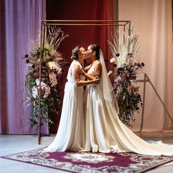 新婚夫妇在仪式上接吻