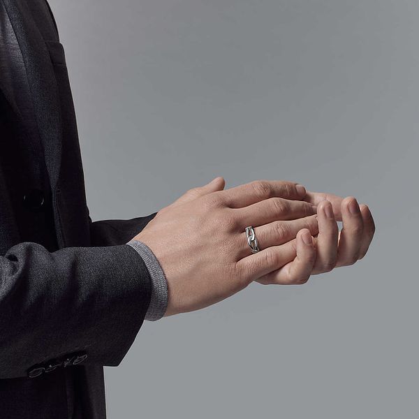 男人戴着承诺戒指