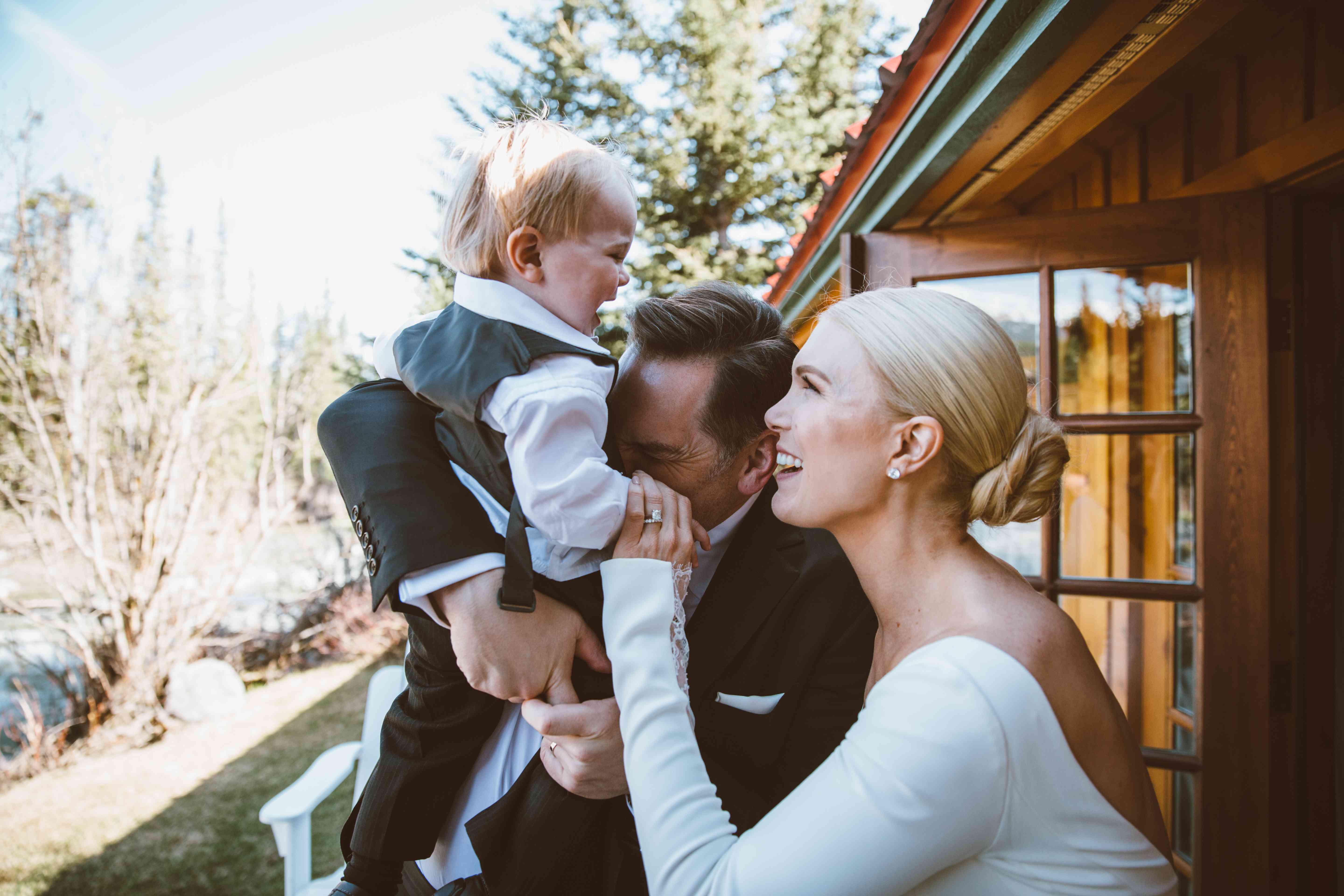 <p新郎新娘抱着宝宝</p <br