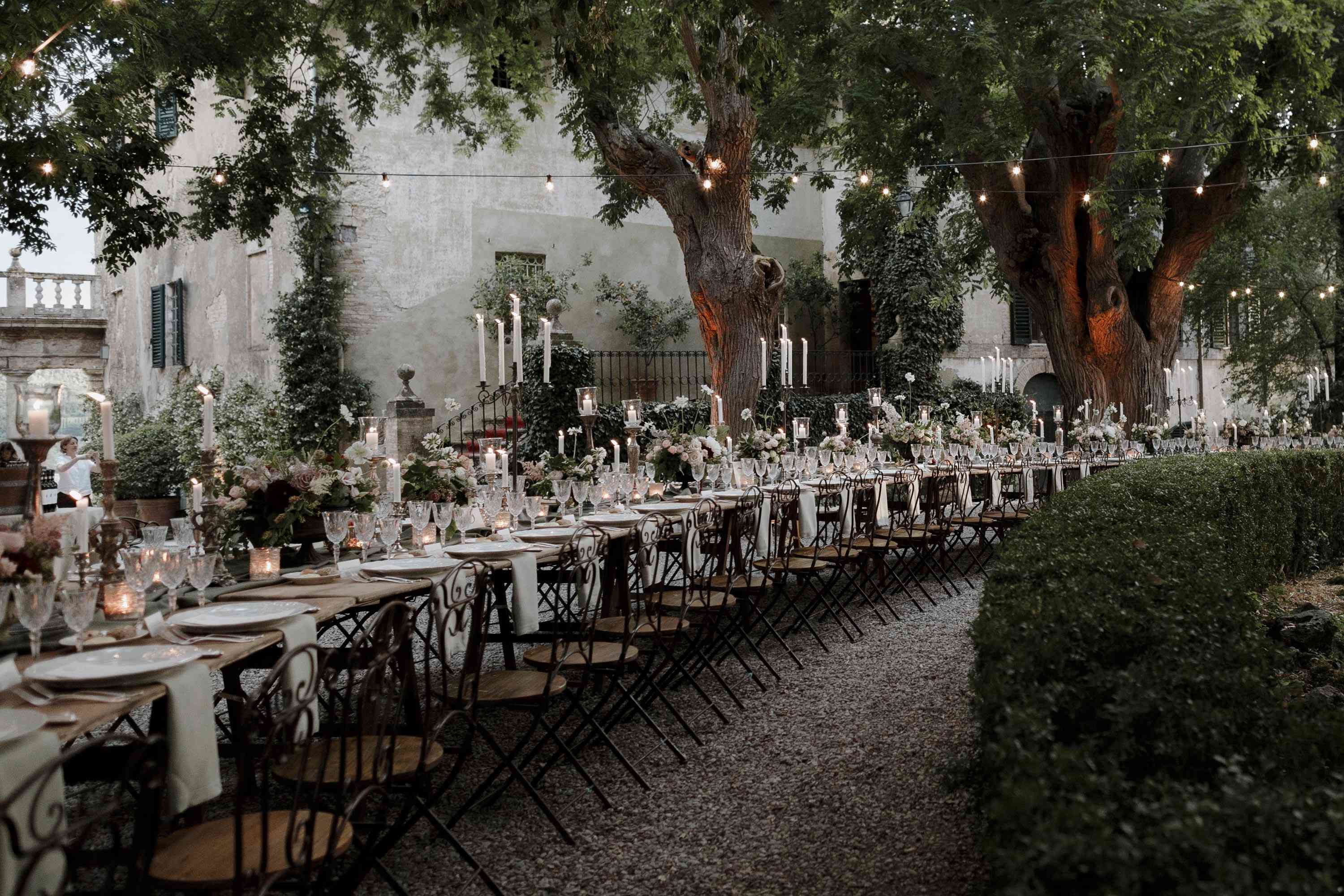 在绕线桌旁进餐