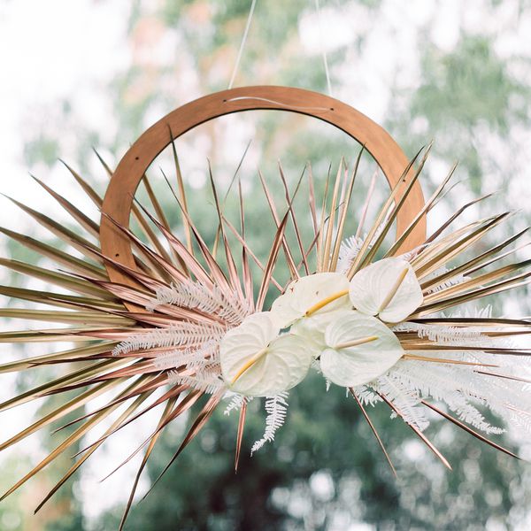 花和干棕榈吊架