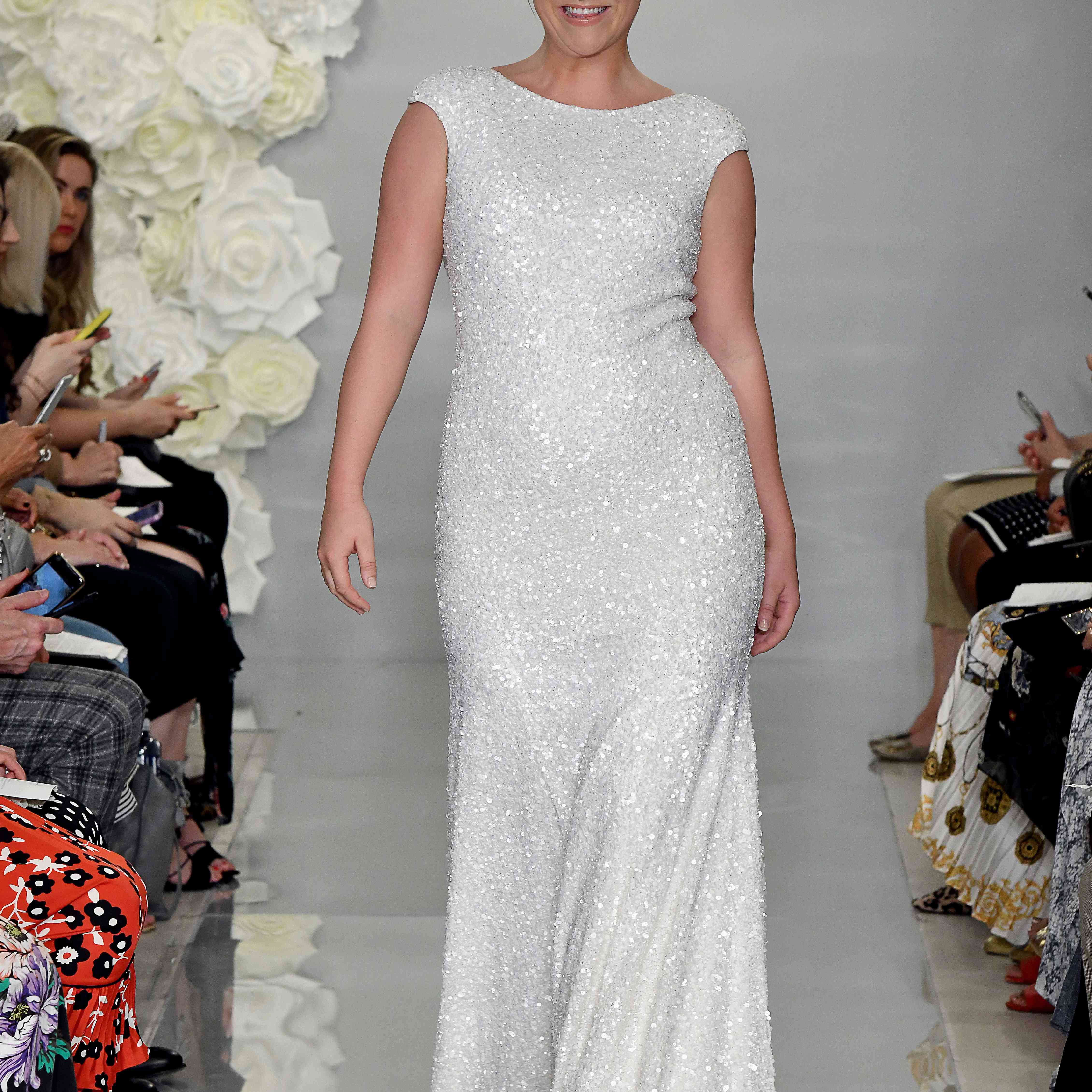 在Allover升级盖帽袖鞘衣架上的跑道模型