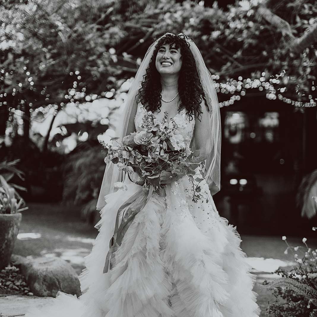 艾拉走过过道“class=