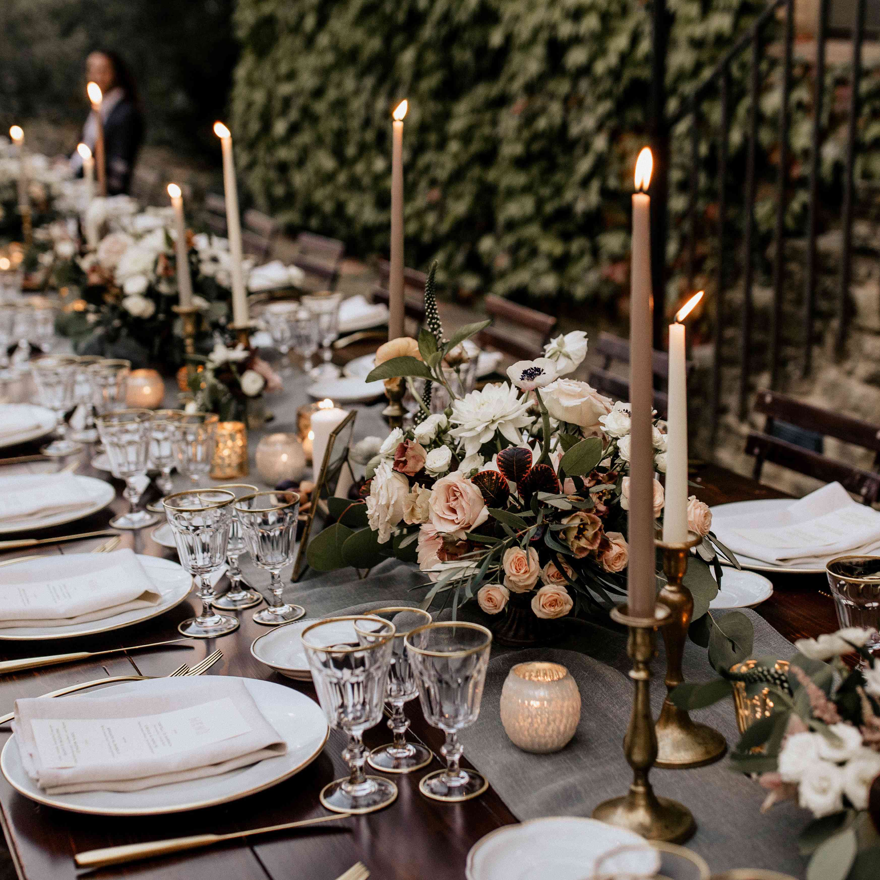 在接待台上的灰色亚麻布