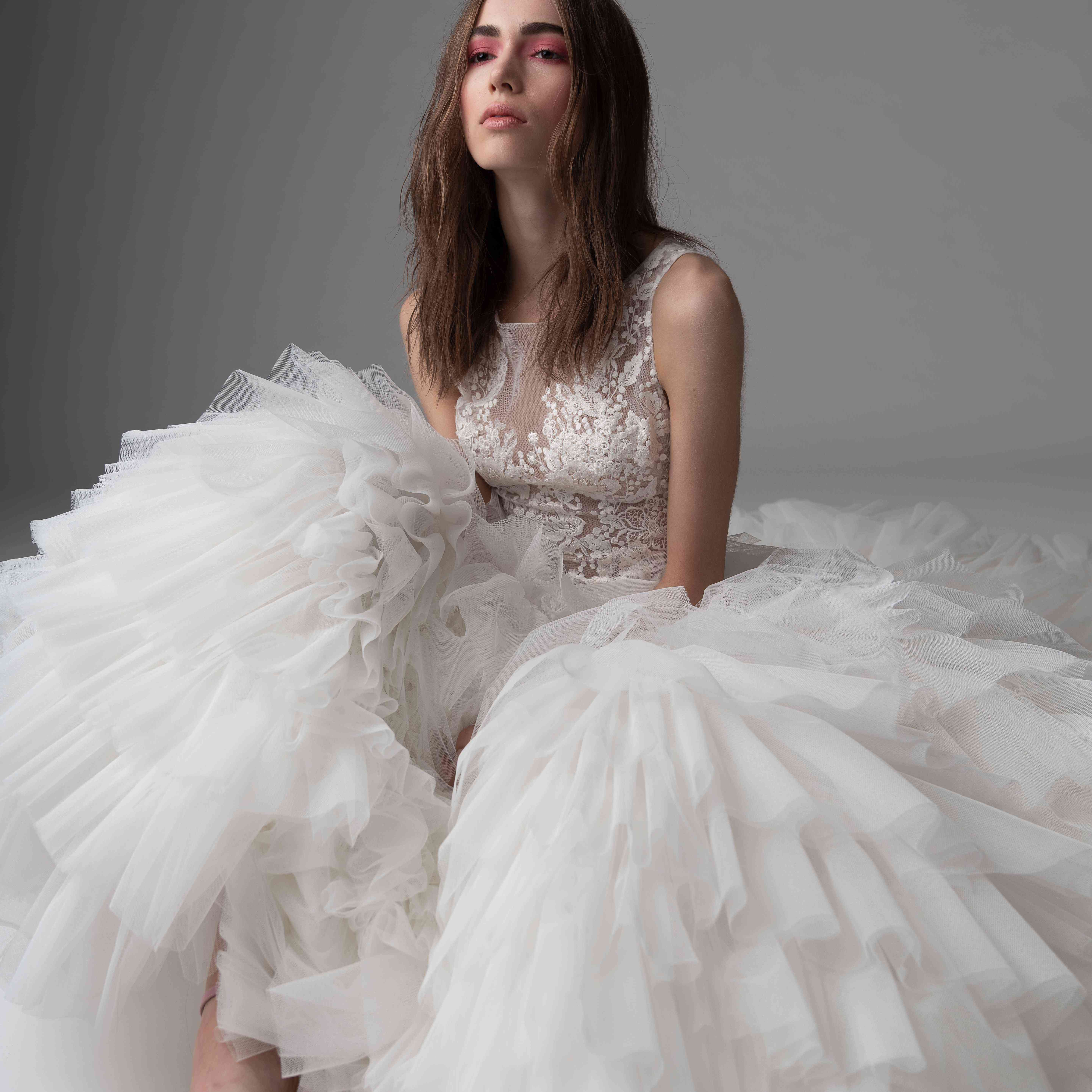 模型薄纱长礼服蕾丝胸衣和层叠裙