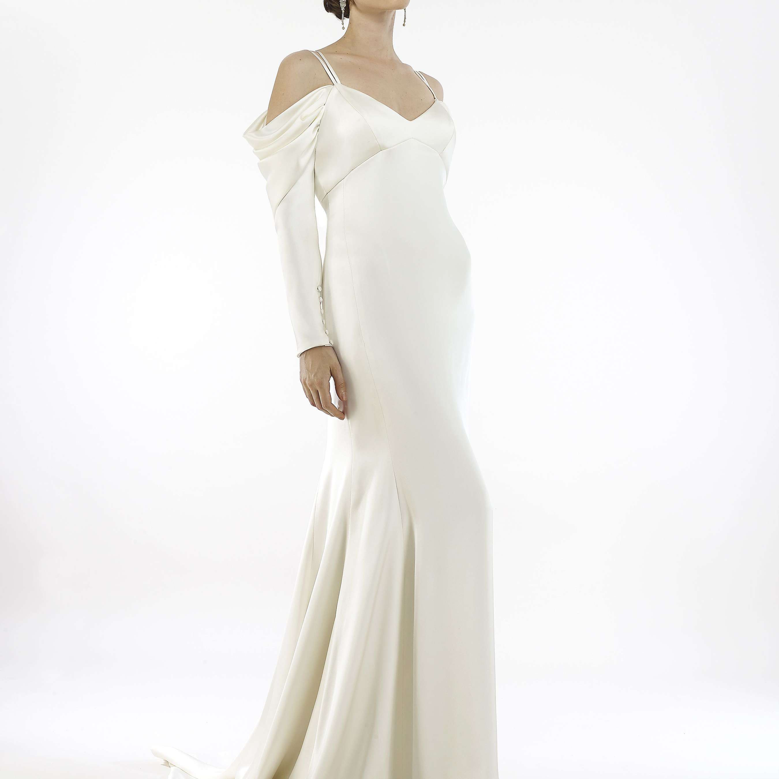 冷肩长袖柔软的美人鱼礼服模型