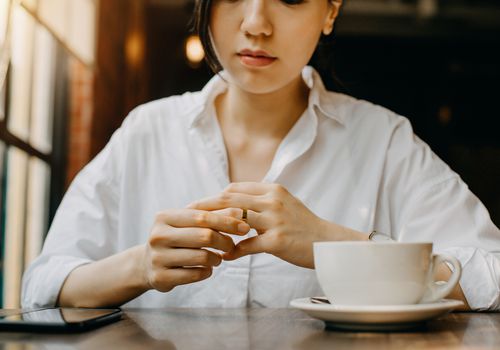 一个正在取下结婚戒指的女人