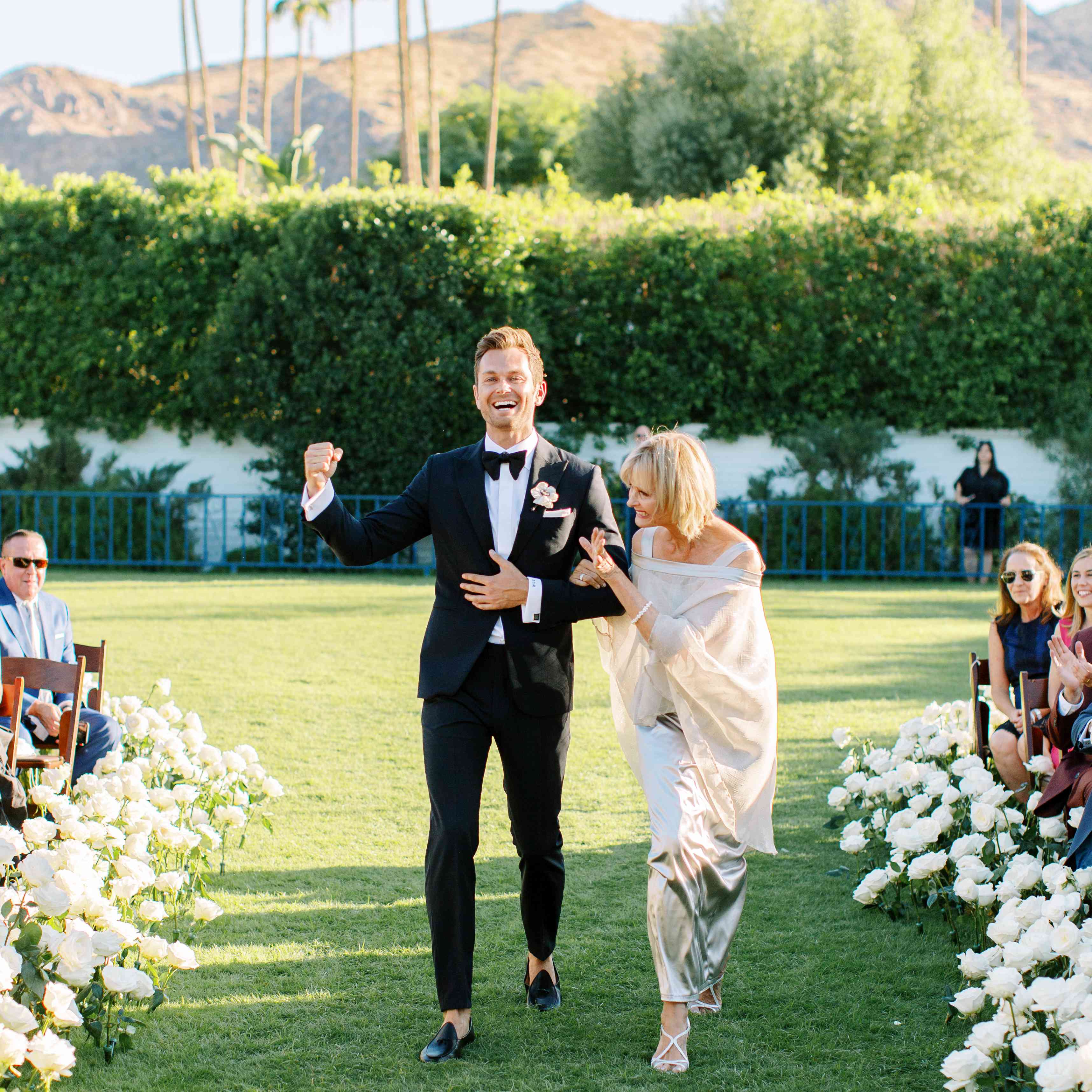 母亲陪着新郎走过红毯