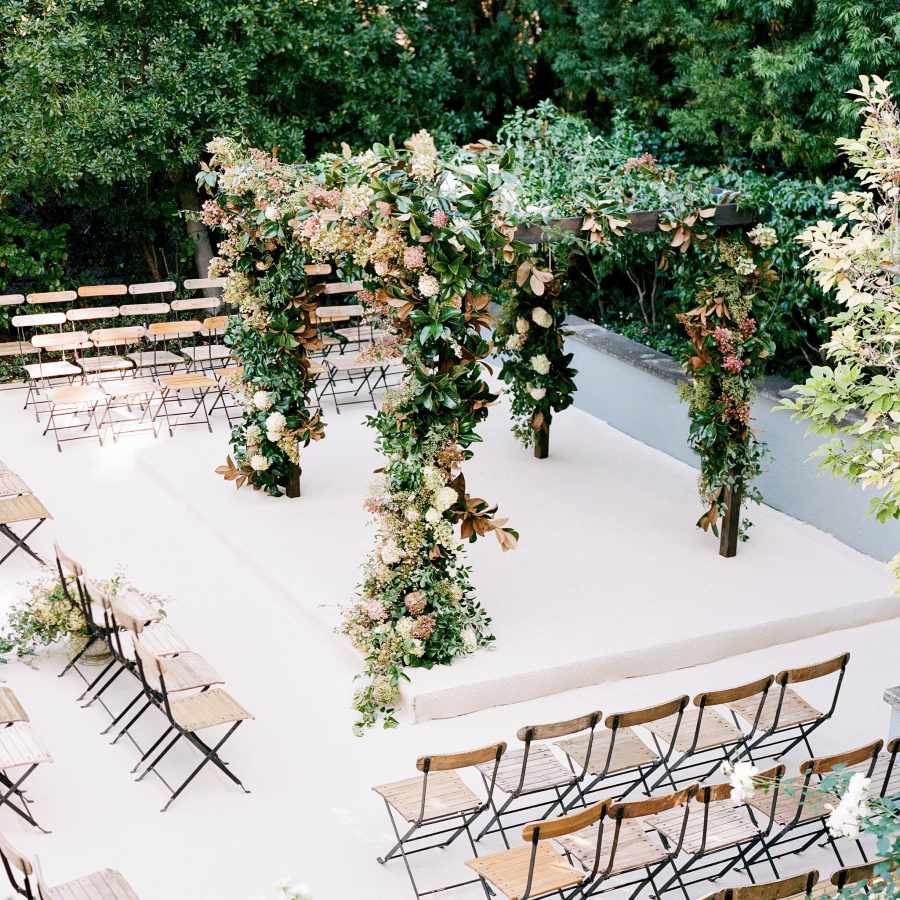 有花的婚礼仪式