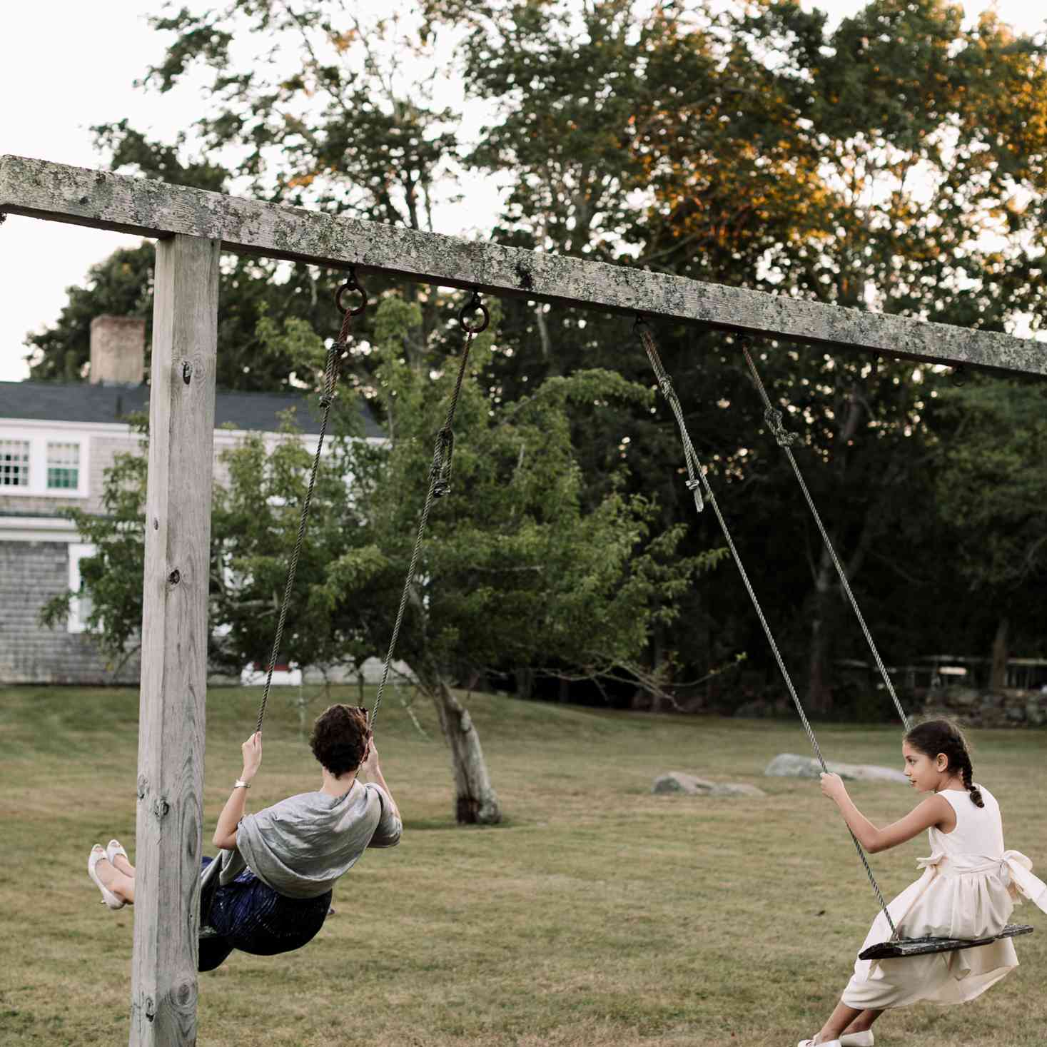 在家质朴马萨诸塞州举行婚礼，儿童摇摆接待