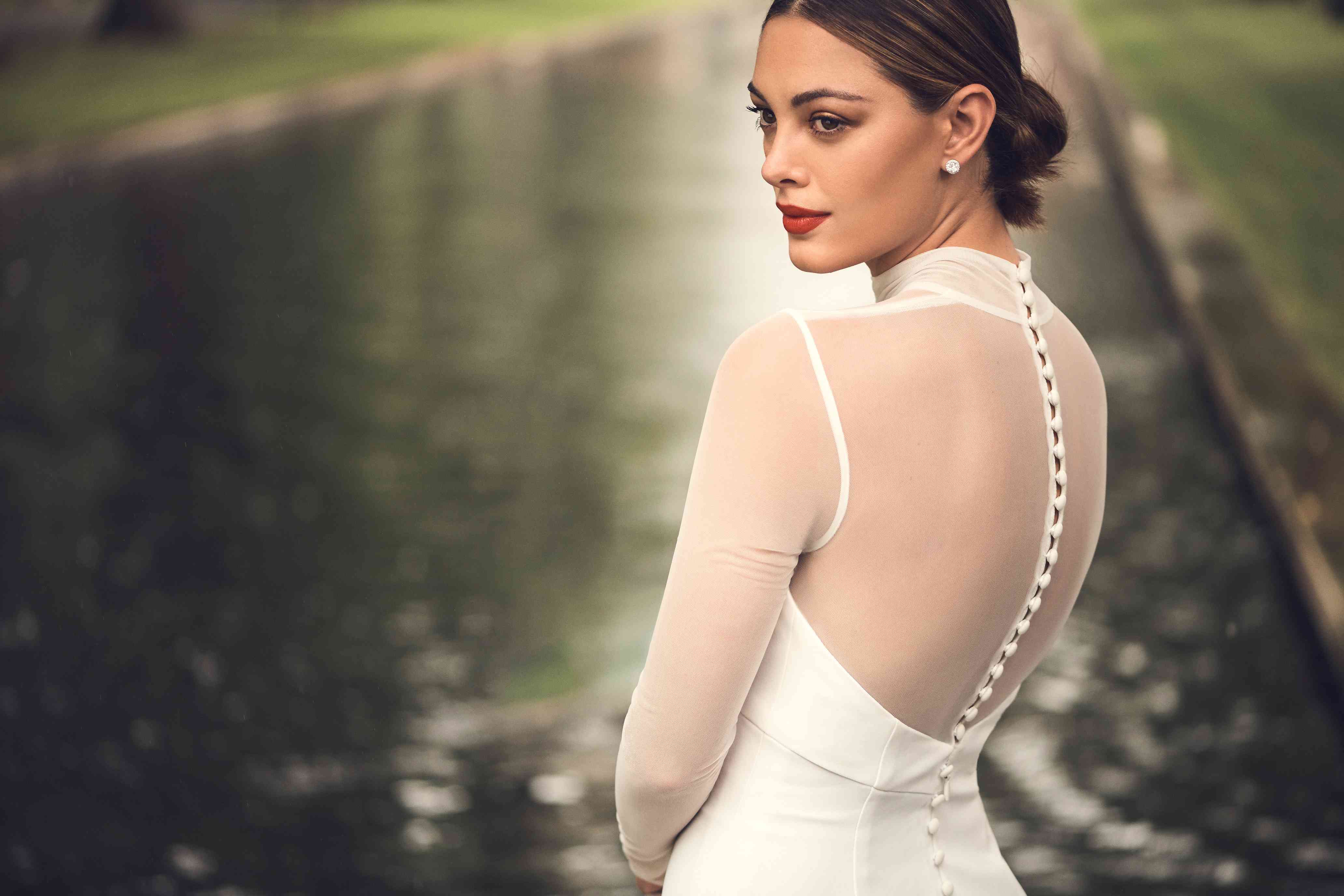 模特穿着婚纱礼服