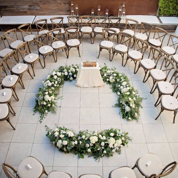 婚礼座椅在中心的改变围绕一个圆圈安排