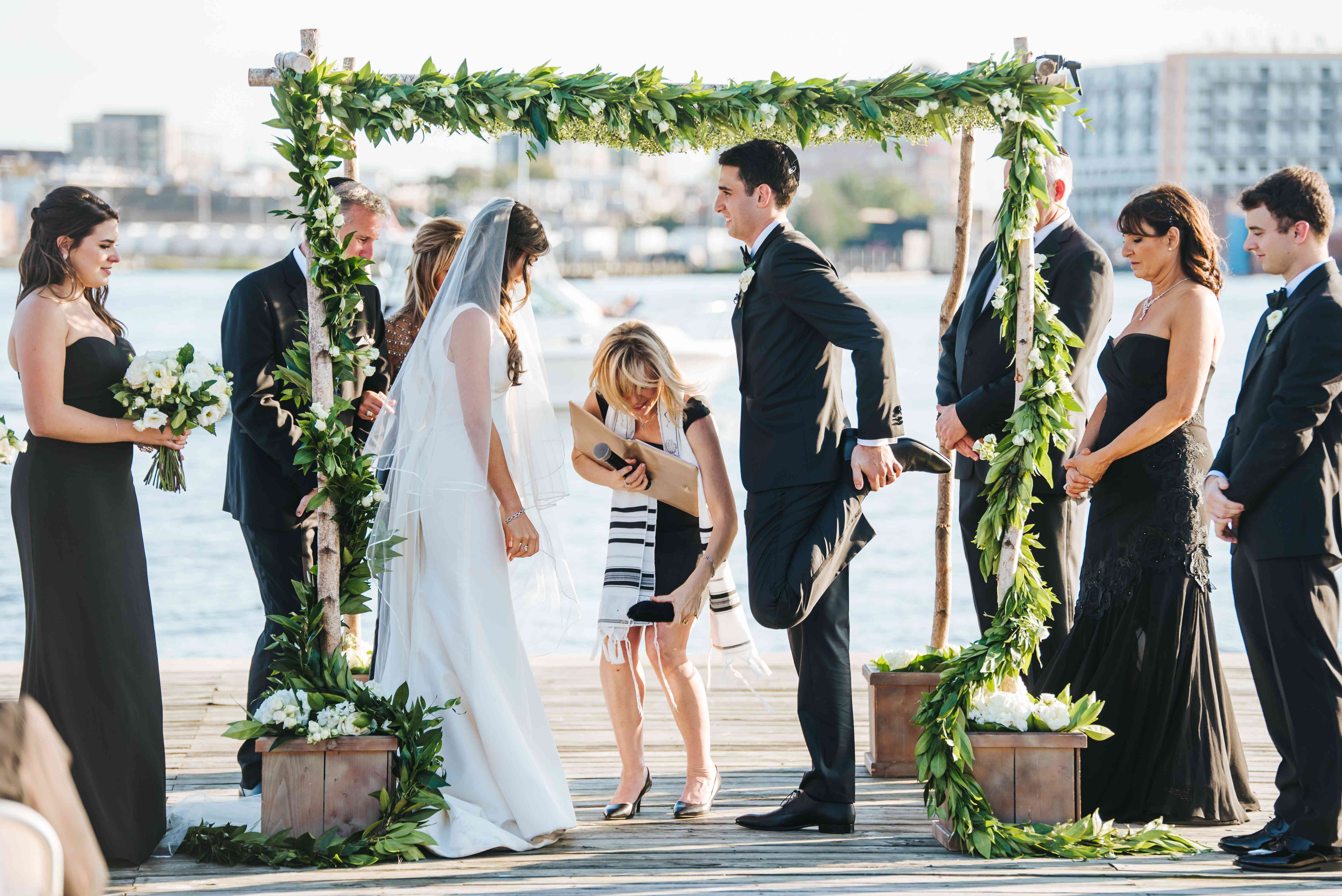 在破碎玻璃之前伸展新郎