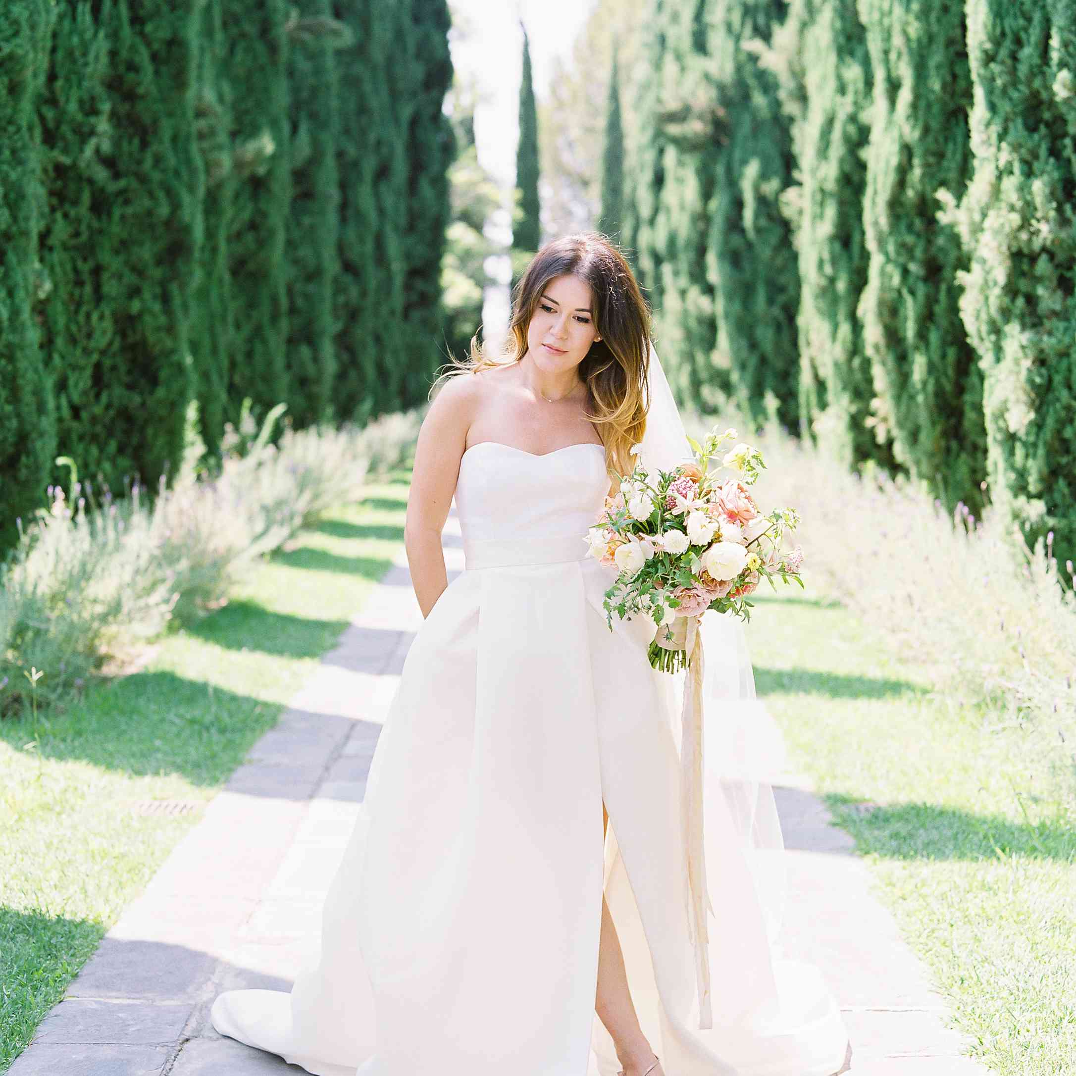 新娘在莫尼克·利尔婚纱礼服