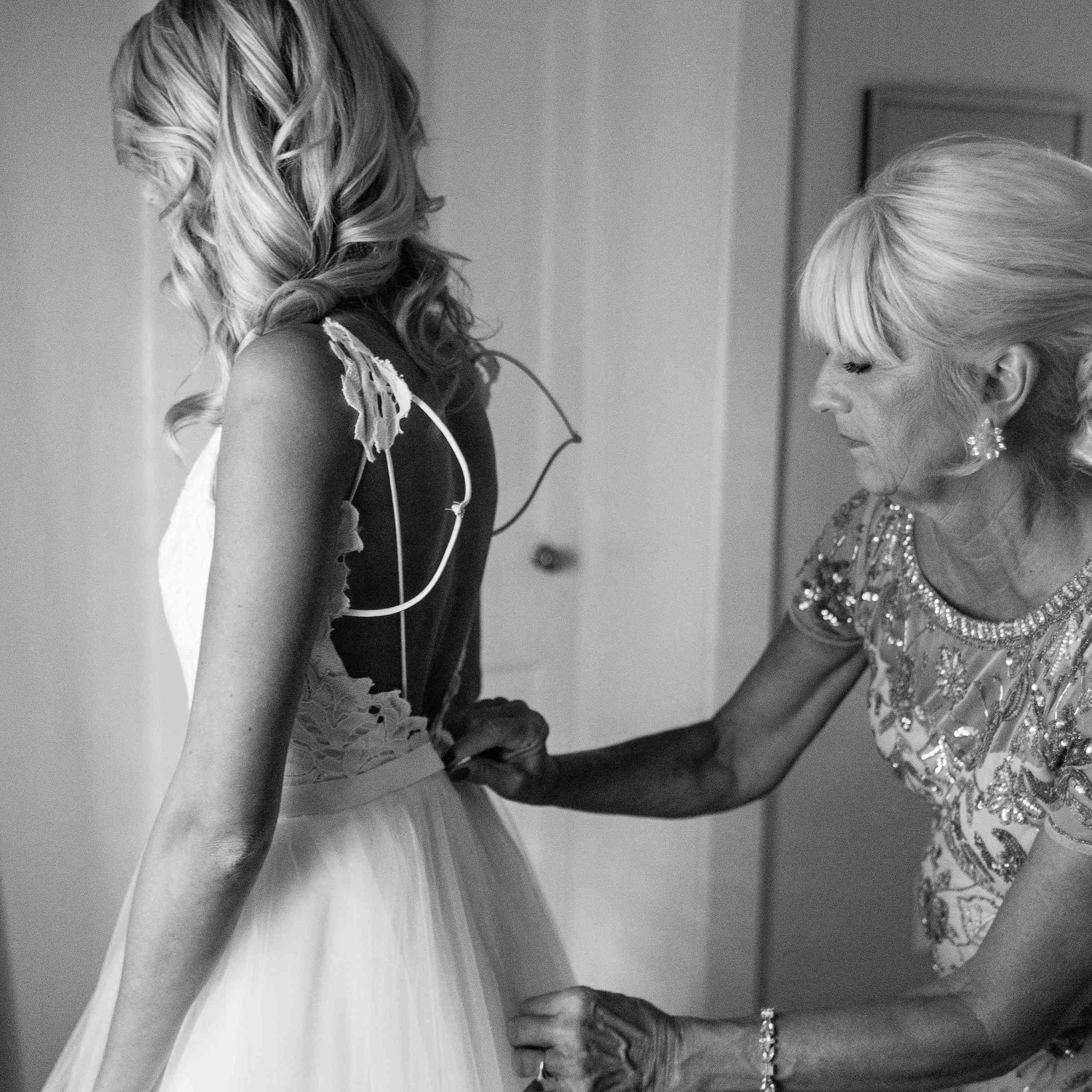 新娘和新娘的母亲在一起