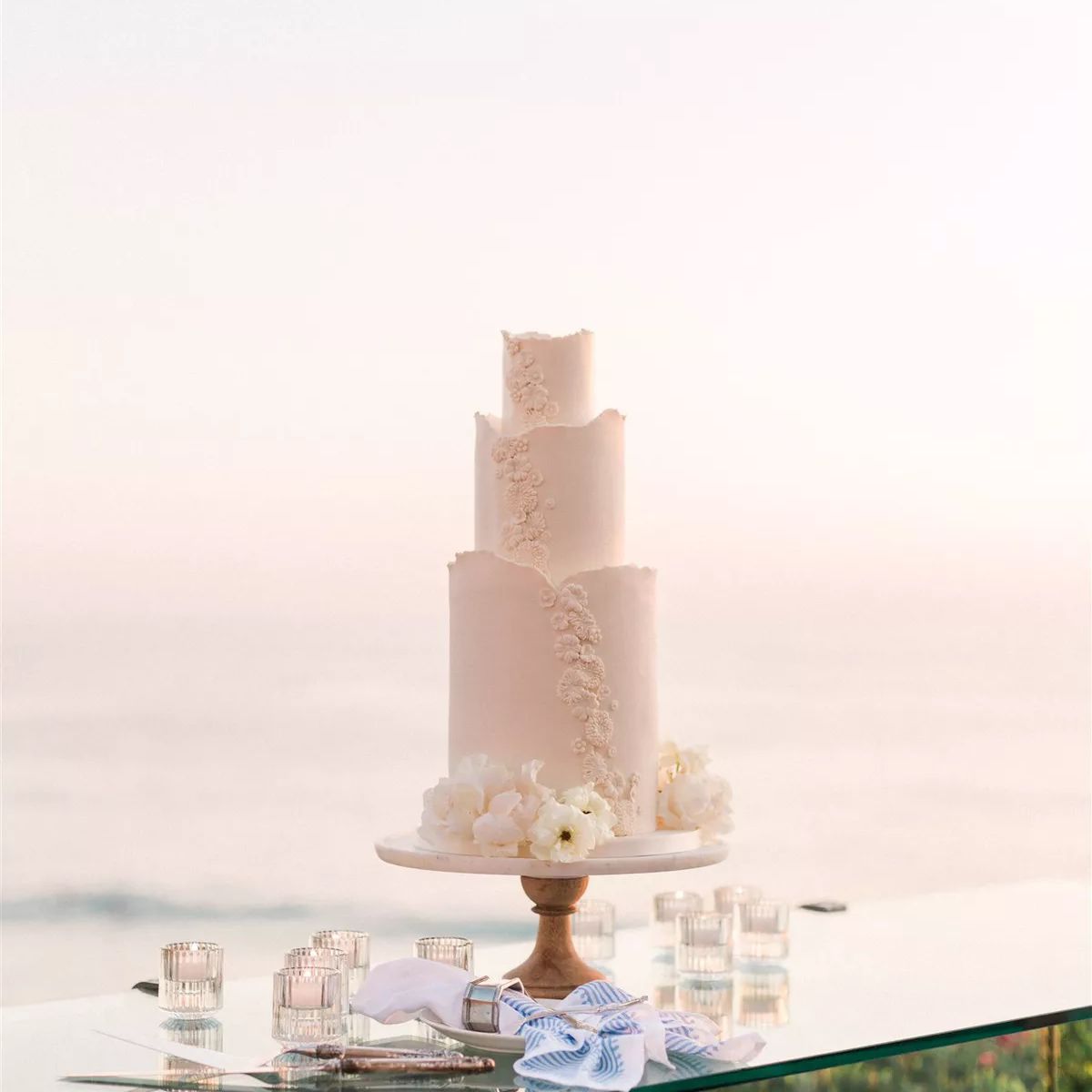 在显示的婚礼蛋糕由海洋