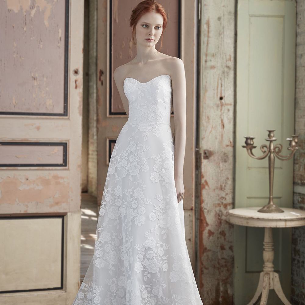 模特在无肩带的甜心花边柱礼服