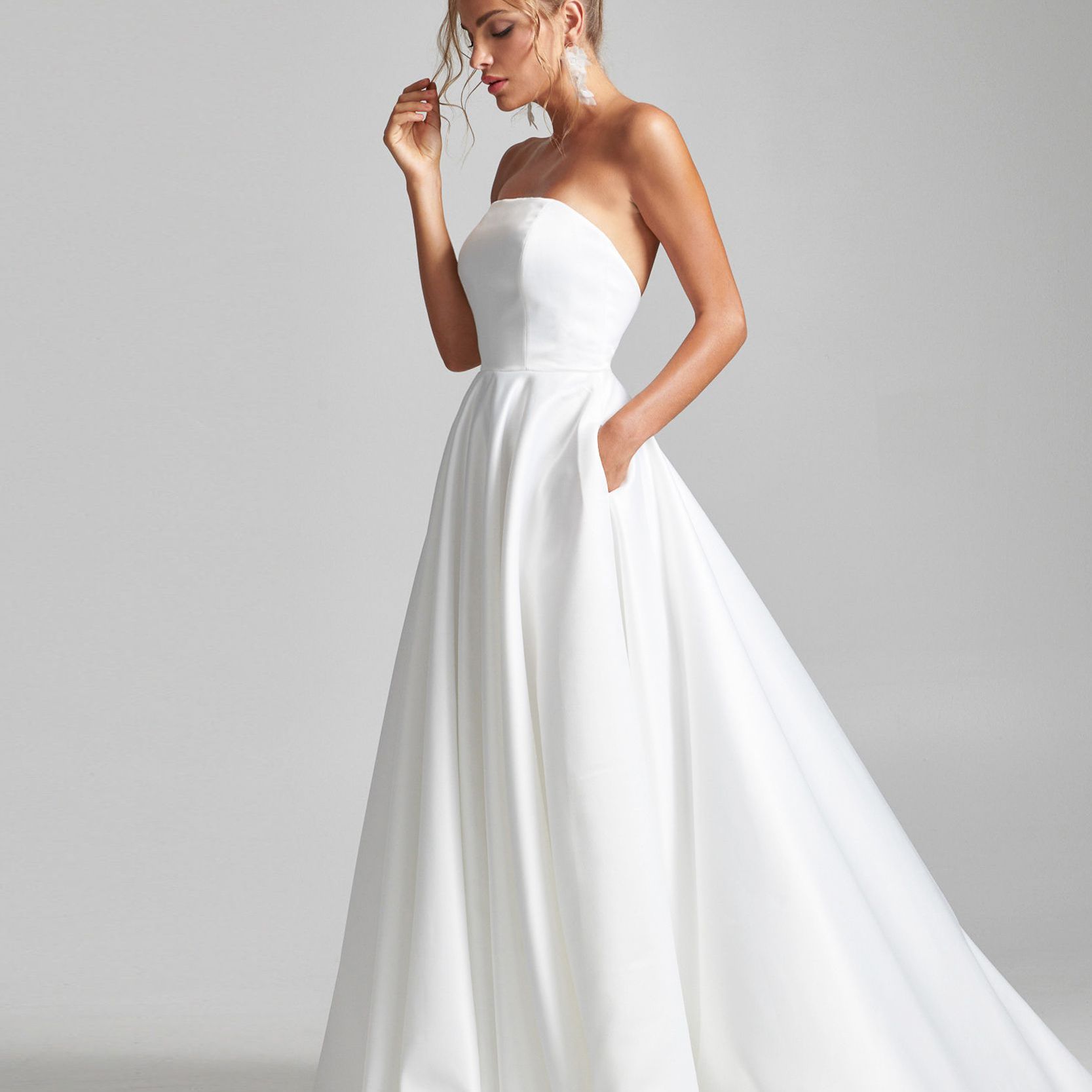 模特身穿无肩带a字型婚纱