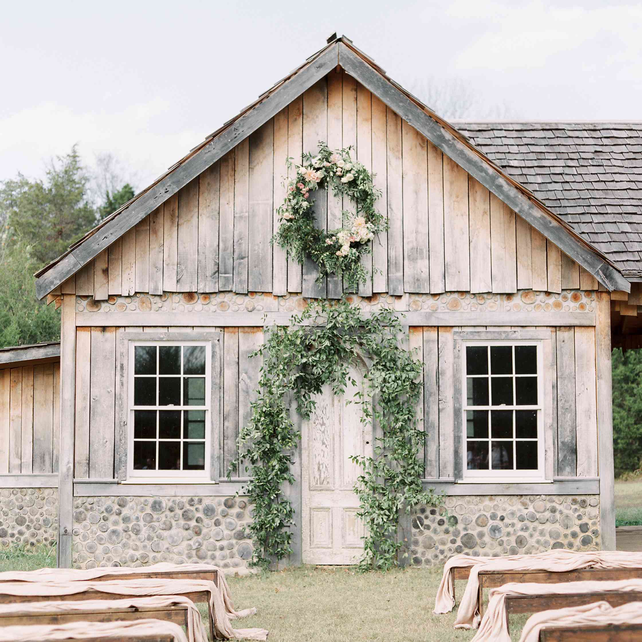 与土气木和绿叶的婚礼