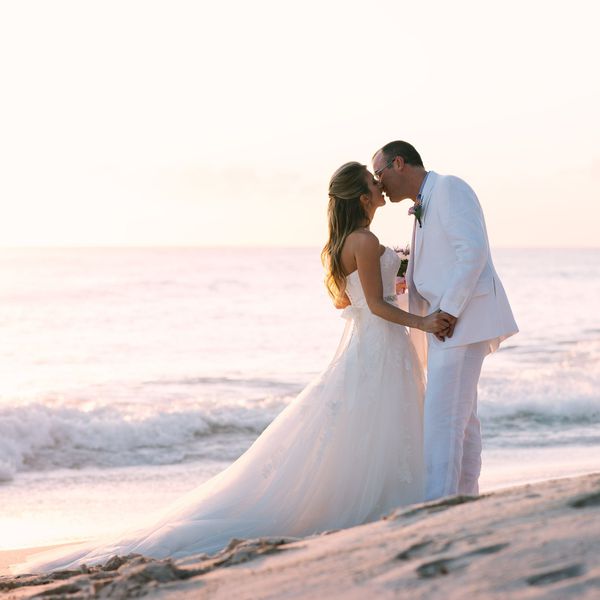 亲吻在海滩的新娘和新郎