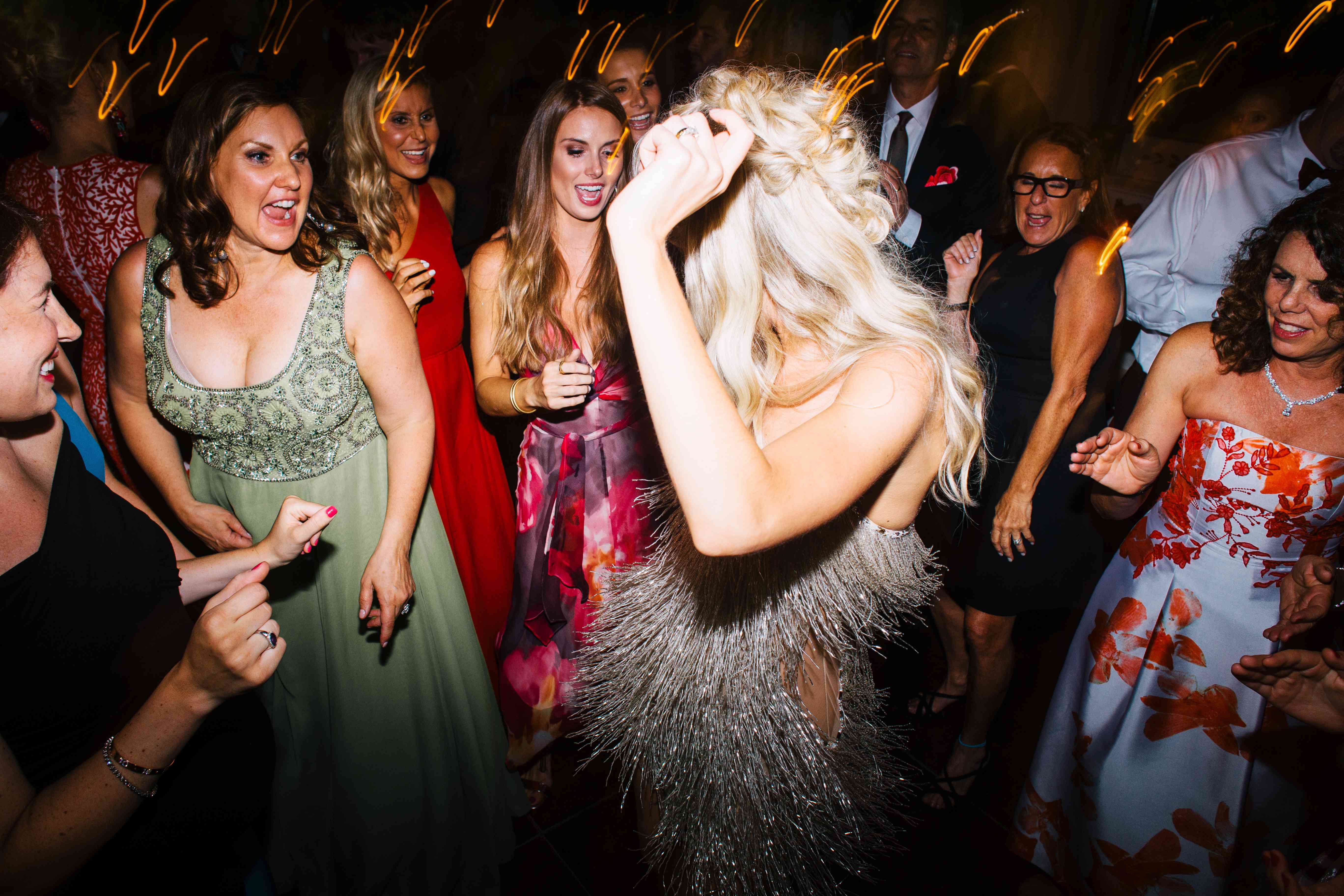 参加婚礼的客人跳舞