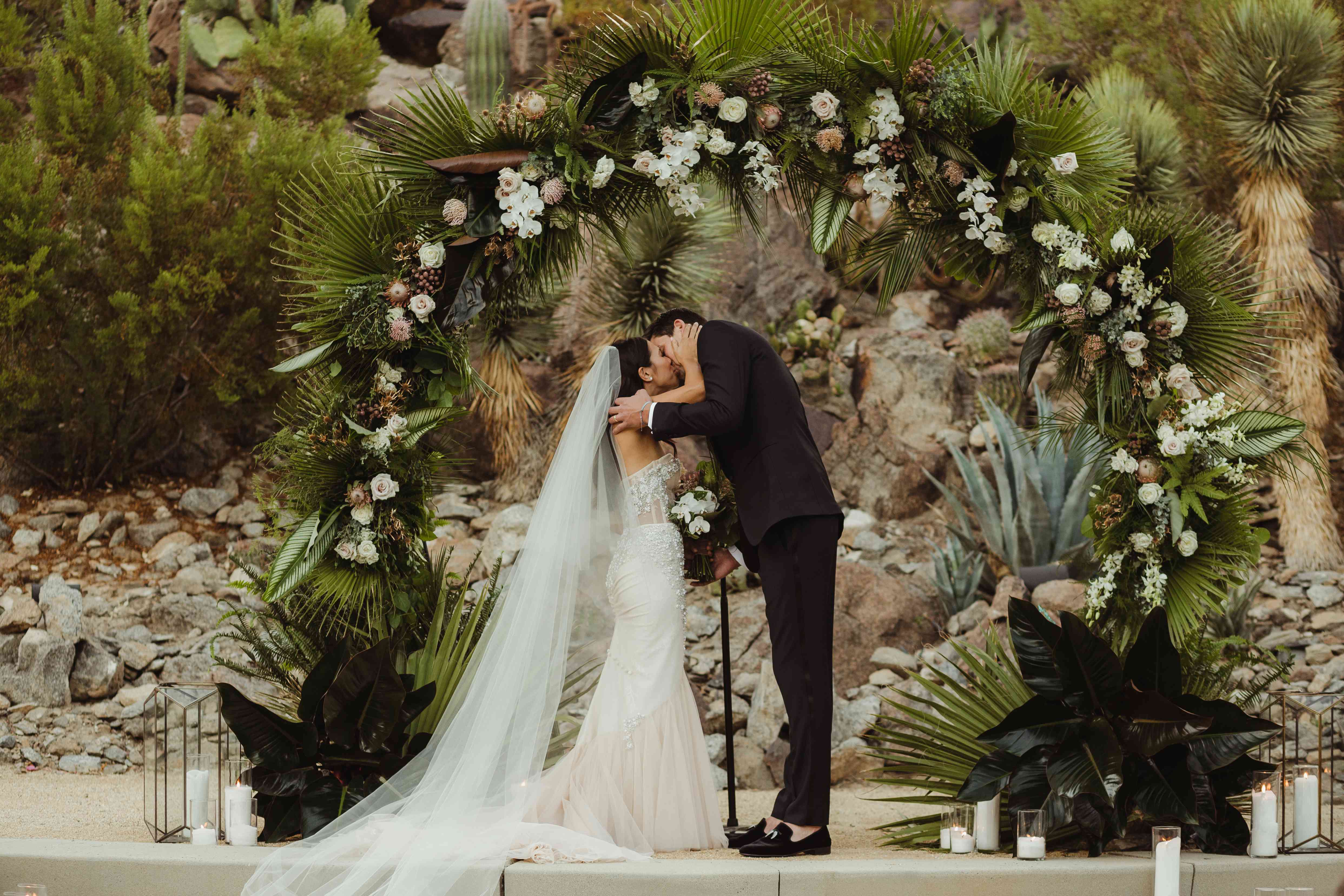 亲吻在祭坛的新娘和新郎