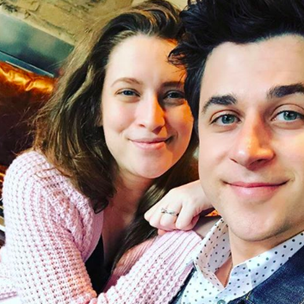 <p>演员David Henrie和他的妻子Maria Cahill。<p><p>