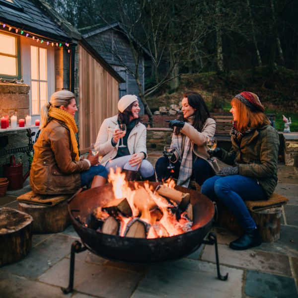 四名妇女在射击周围喝酒