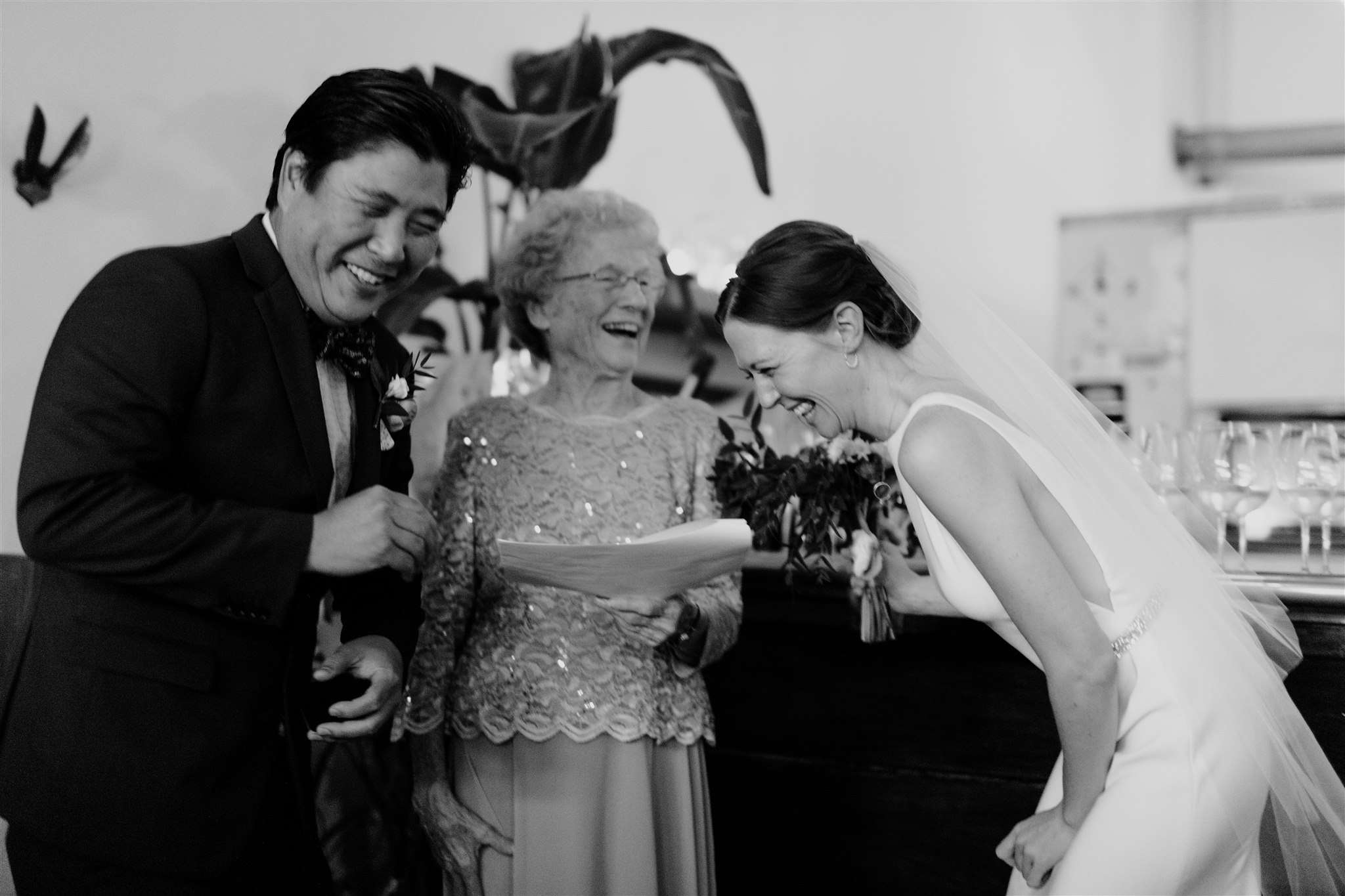 新婚夫妇在婚礼上大笑