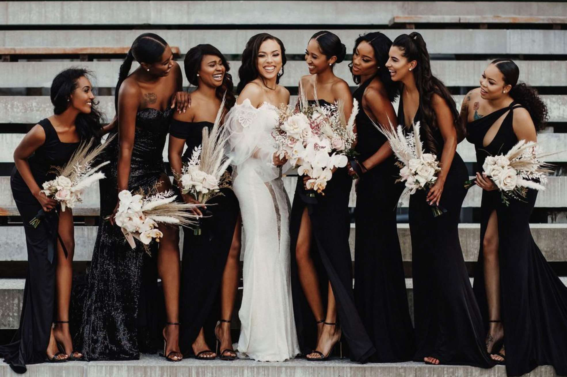 在黑色礼服的伴娘与新娘