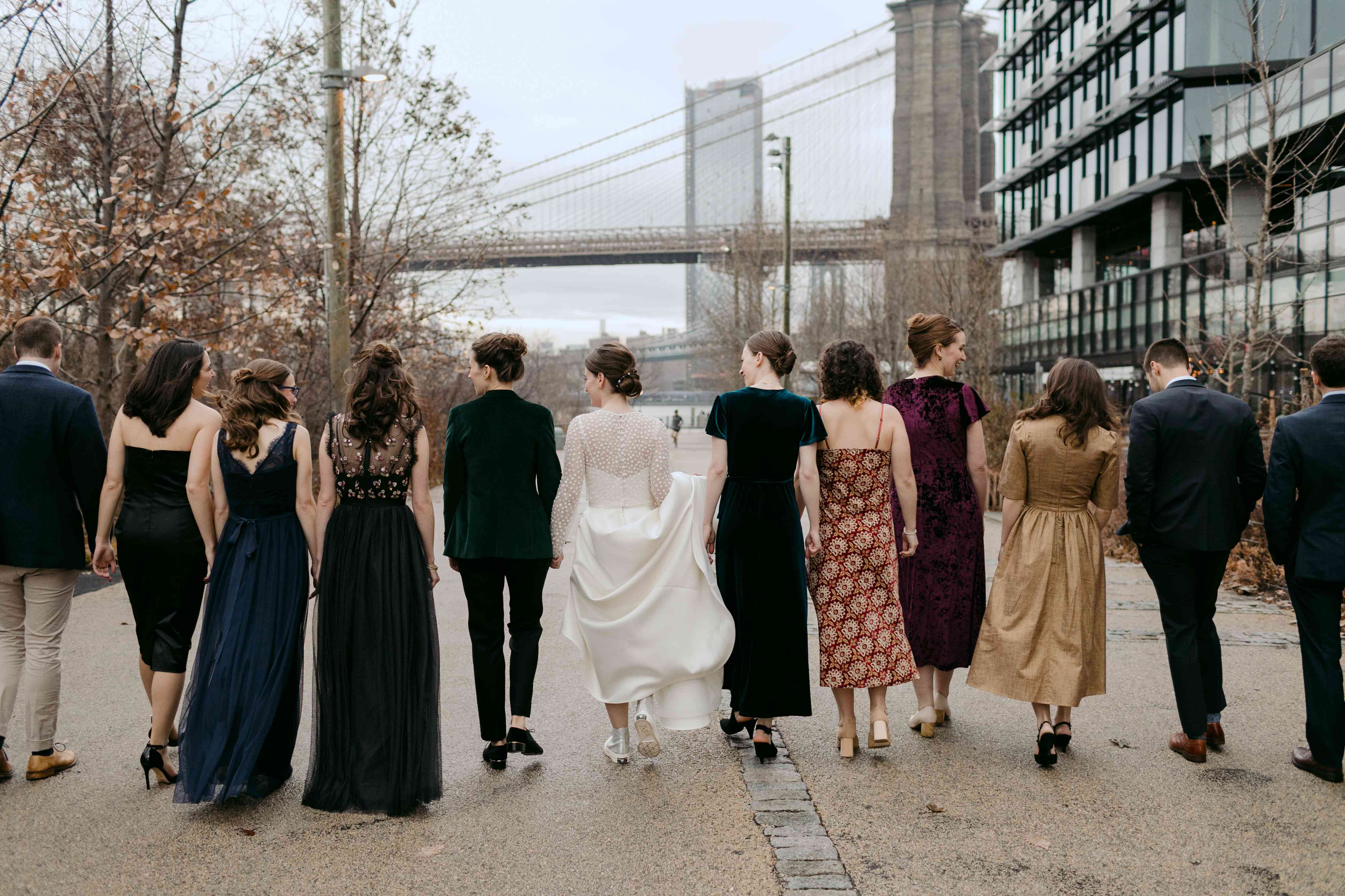 新娘和他们的婚礼派对“class=