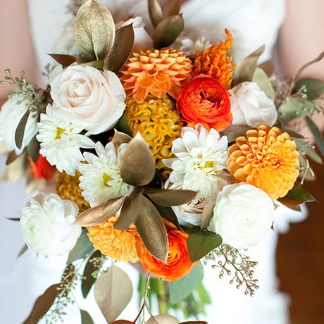 金凤花，鸡冠花，聚甲醛，聚甲醛大丽花，Vendella玫瑰花，金箔桉树叶和花竹柏树叶的花束