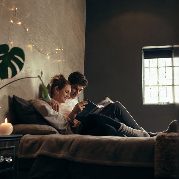 夫妇读和放松在床上