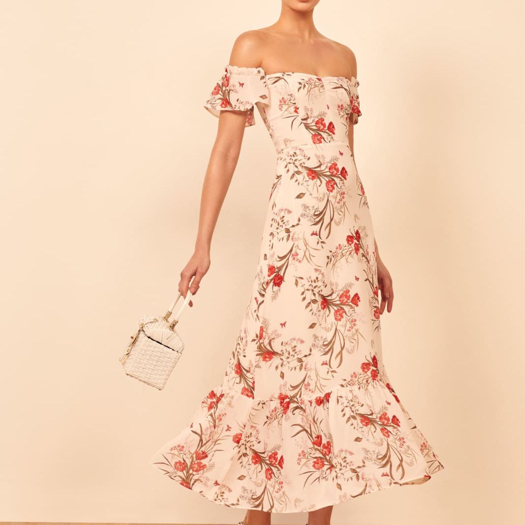 在肩上花衣服的模型