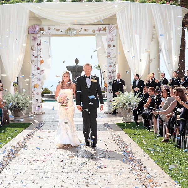 新婚夫妇在婚礼后步入教堂。