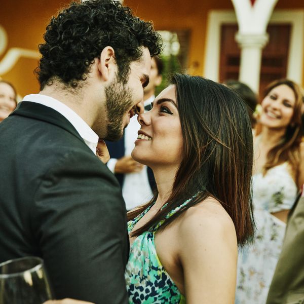 在户外婚宴上微笑拥抱即将亲吻的新人