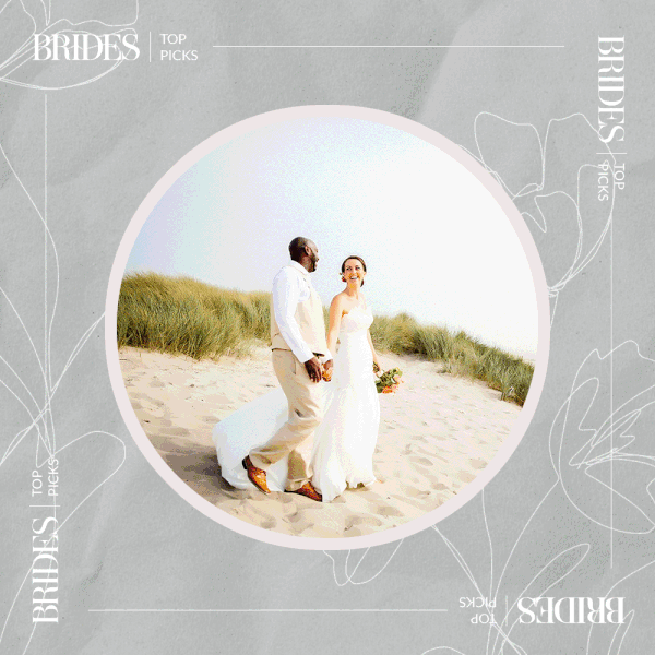 照片合成一对新婚夫妇在海滩上，两个人在海边，旁边是一面墨西哥国旗