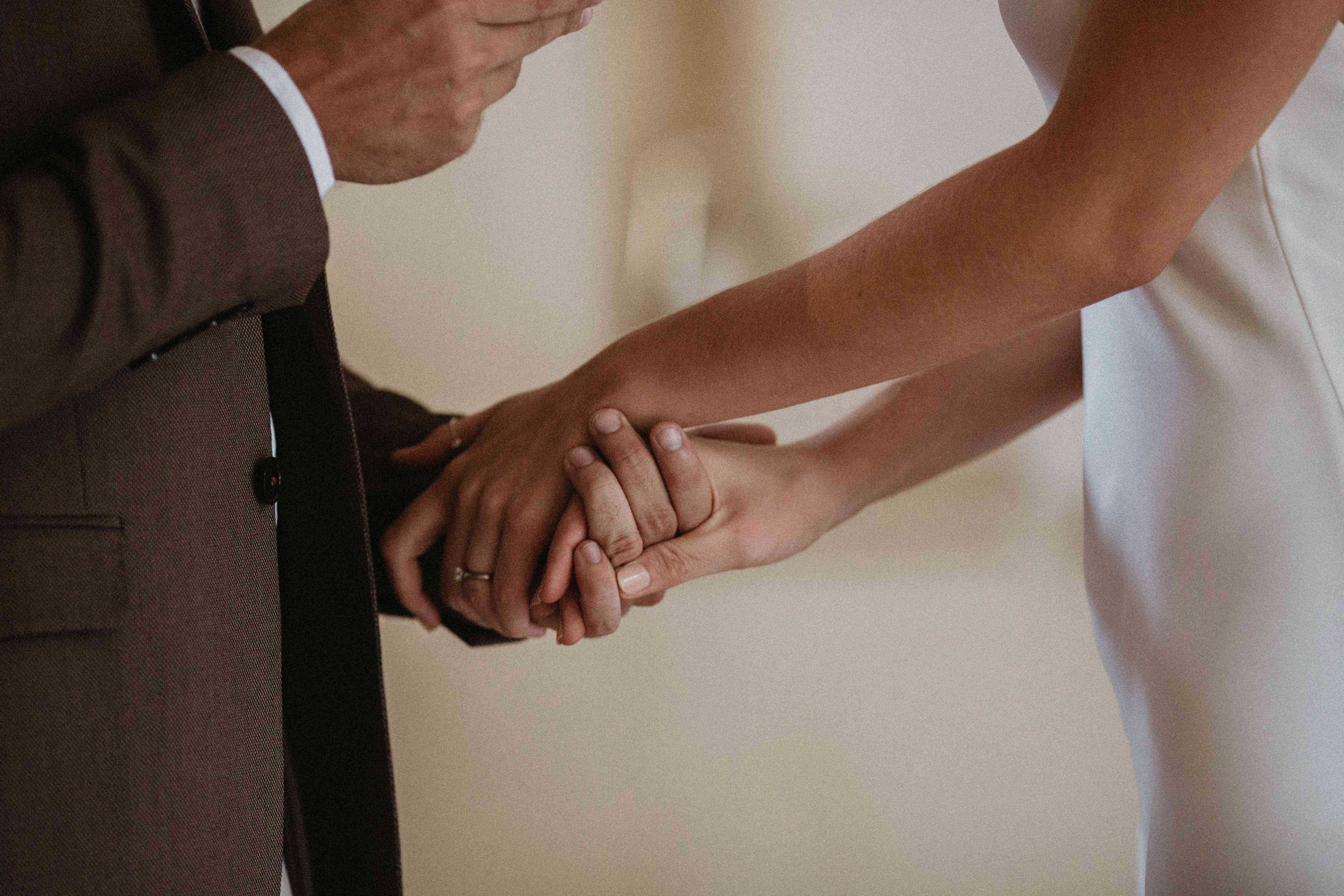 情侣手牵手细节