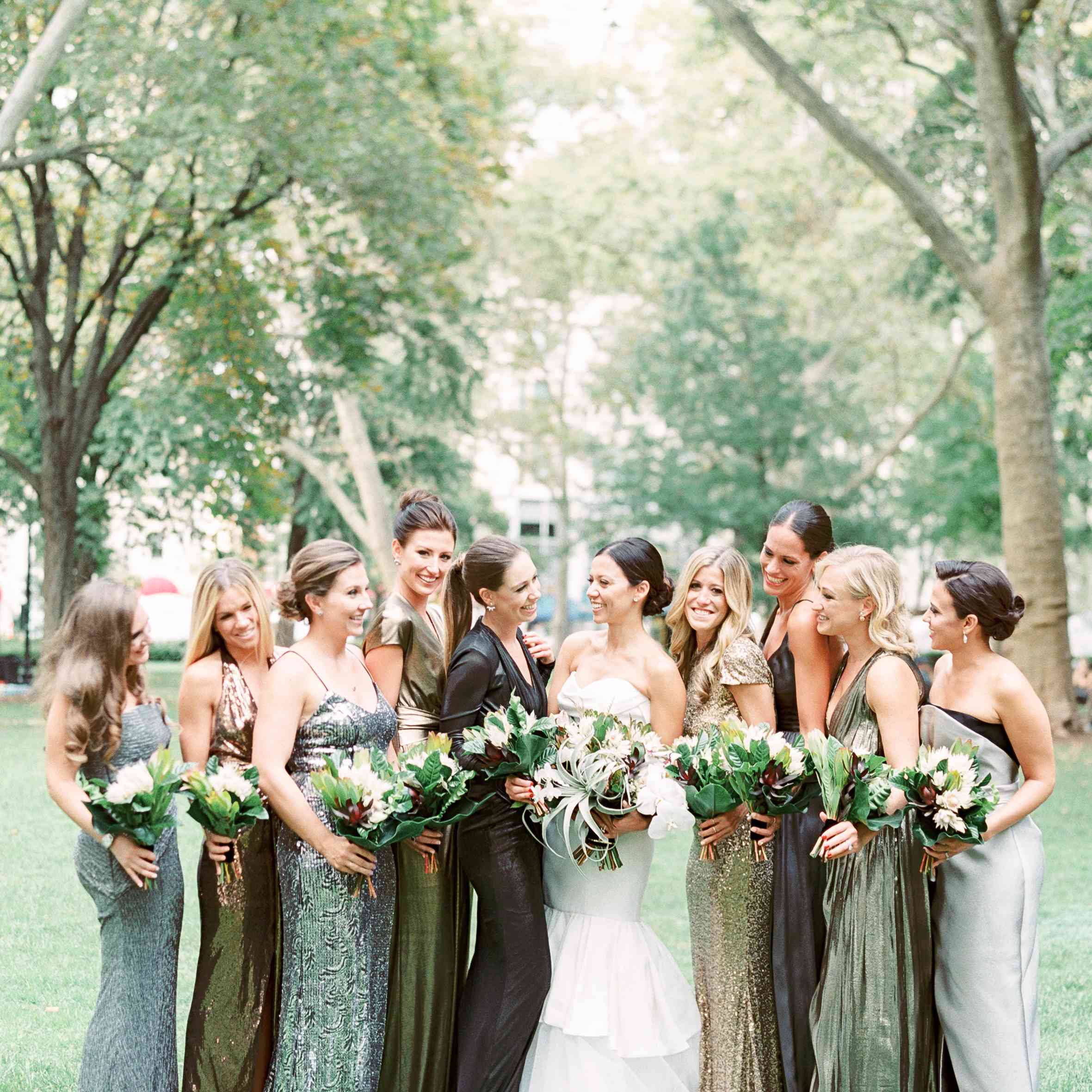 新娘与伴娘在不匹配的金属伴娘礼服