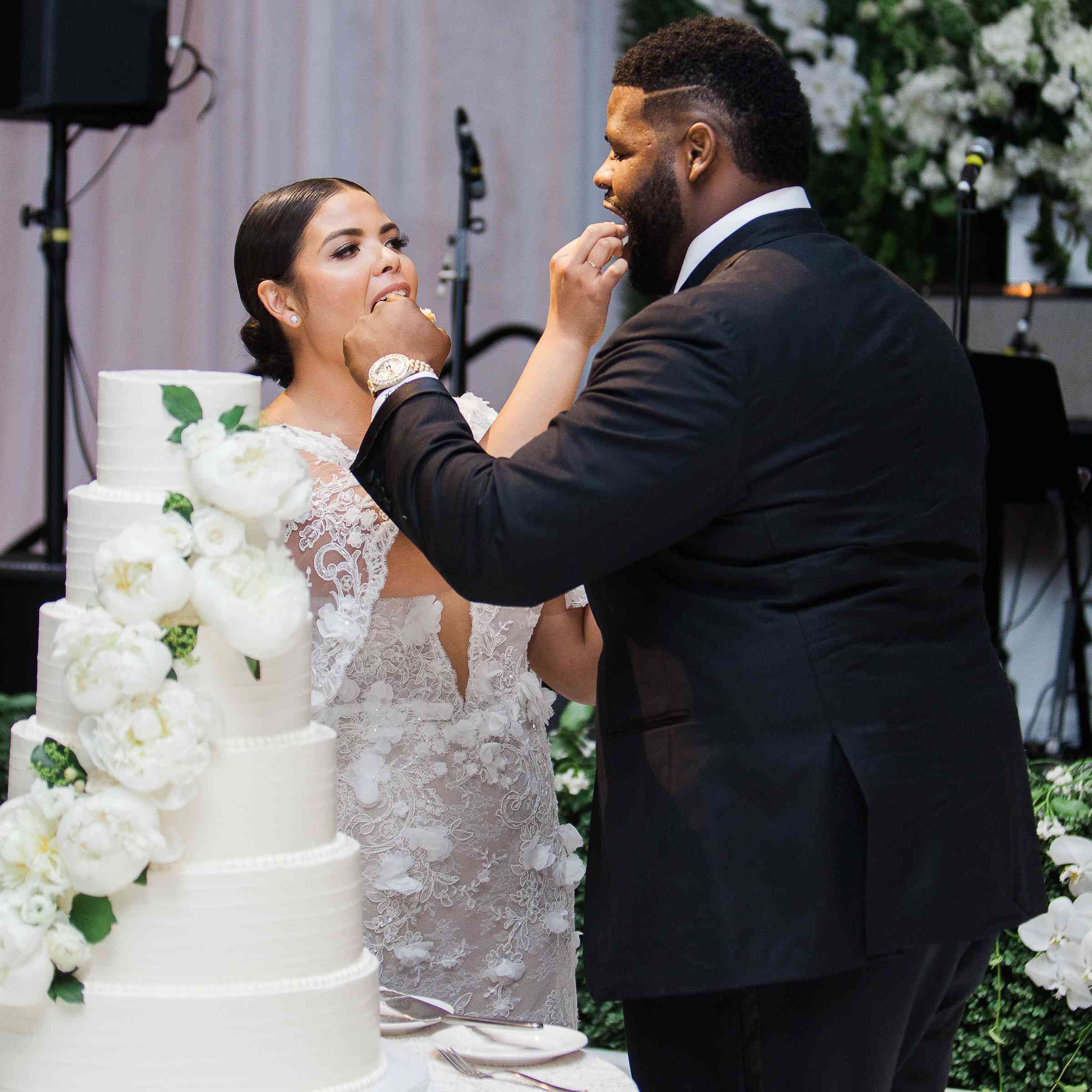 婚礼蛋糕新娘和新郎