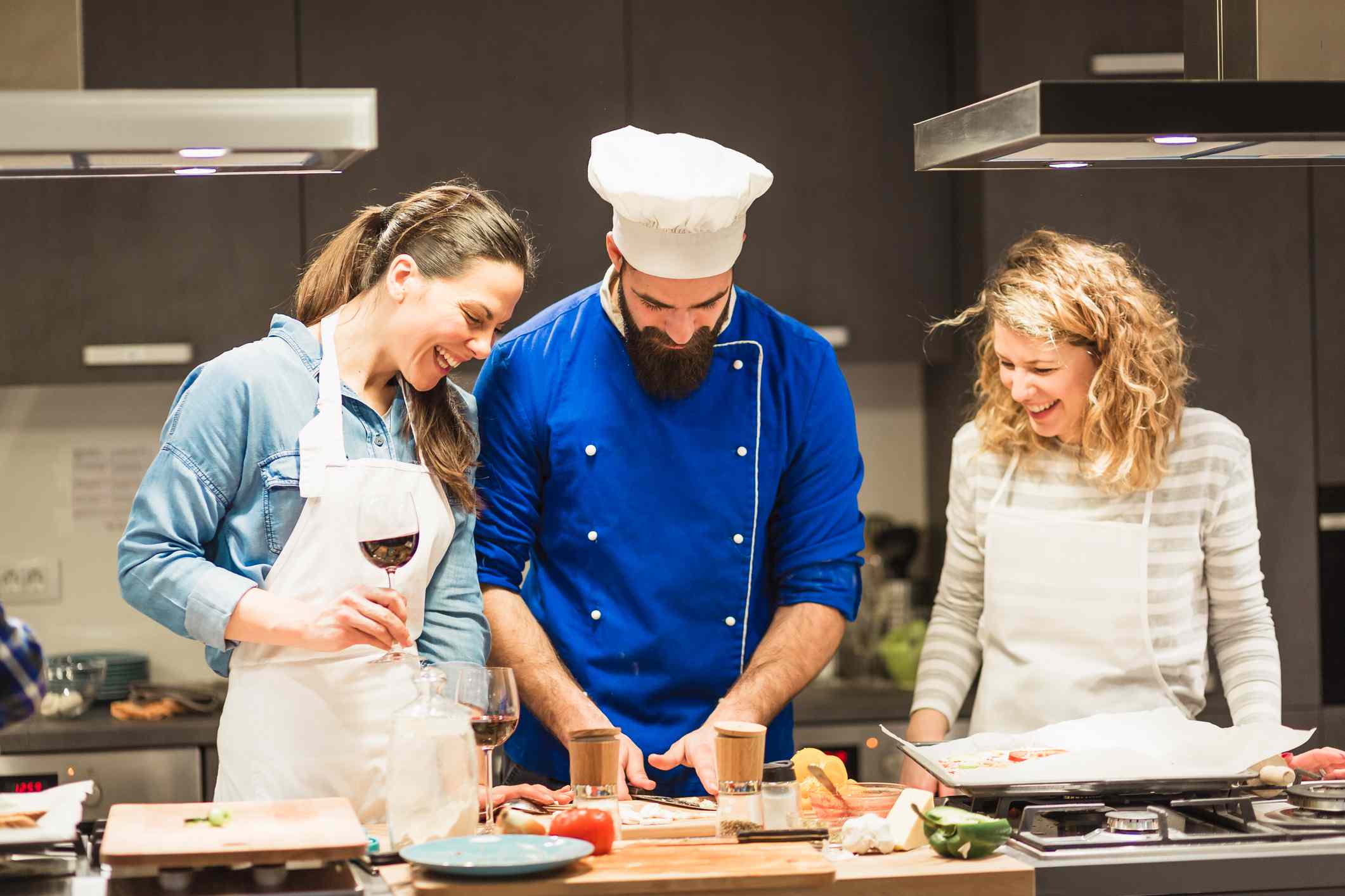 厨师教两个朋友做菜